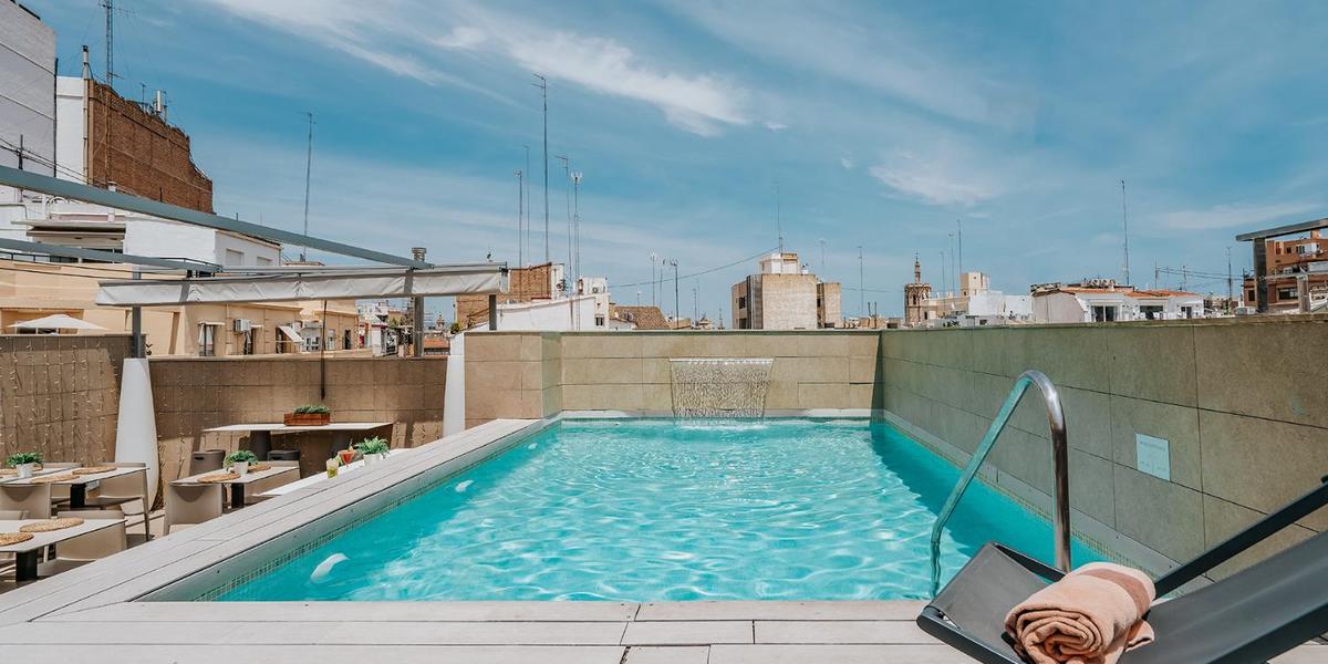 Piscina con Solarium Vincci Mercat 4* Valencia Piscina con Solarium Vincci Mercat 4* Valencia